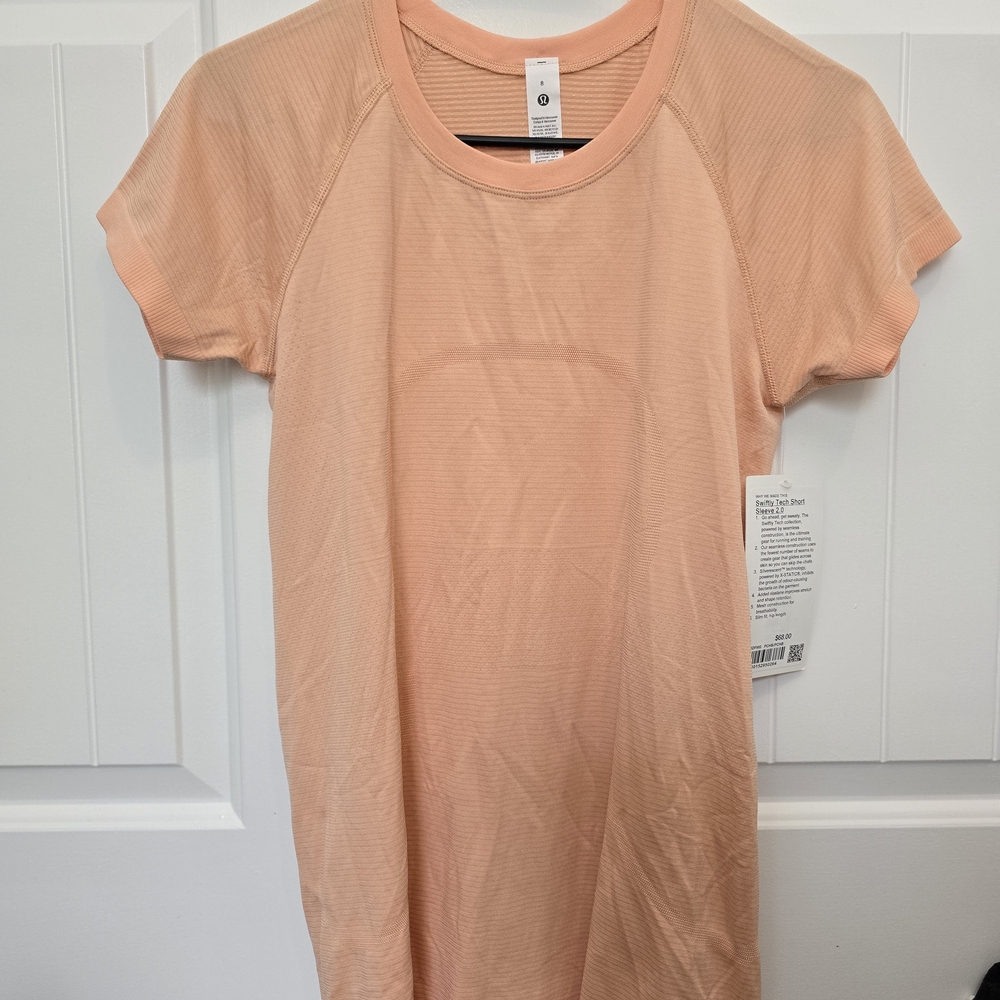 Tech Shot Sleeve, Size 8. NWT Peach Bellini